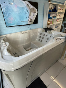 EX-DISPLAY Hydropool Serenity 4300 Hot Tub