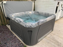 Load image into Gallery viewer, Hydropool Serenity 5900 Hot Tub
