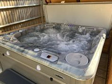 Load image into Gallery viewer, Hydropool Self-Cleaning 670 Hot Tub
