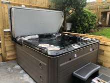 Load image into Gallery viewer, Hydropool Self-Cleaning 670 Hot Tub

